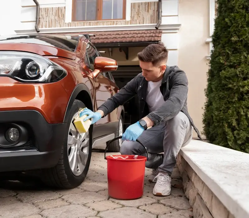 Lavage auto à domicile Épaignes : professionnel intervenant sur un véhicule